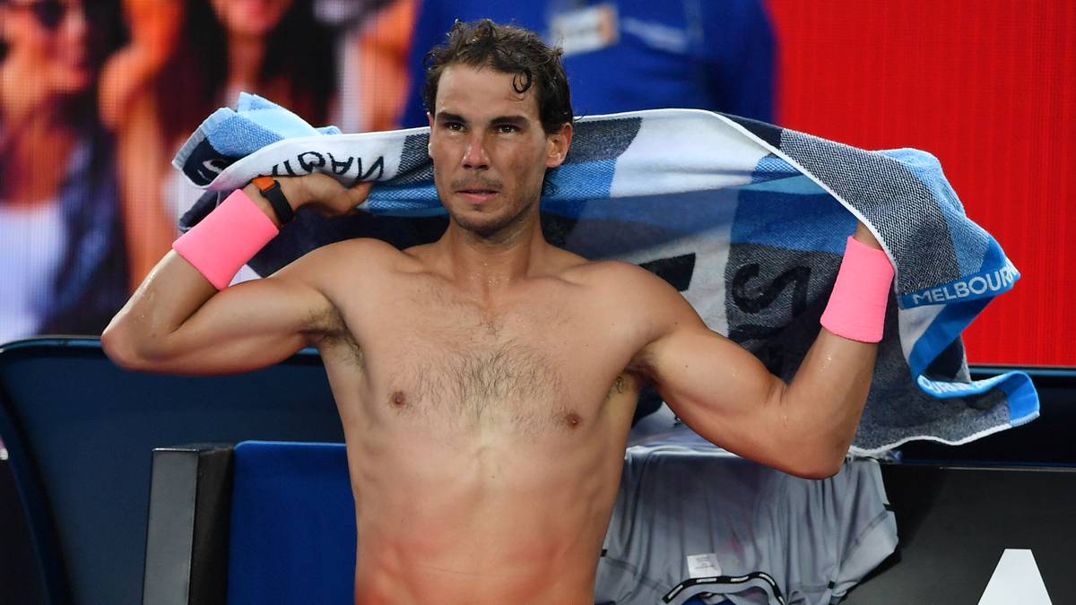 Auch sonst haben die Australian Open viel zu bieten. So läuft Rafael Nadal zu seinem Auftaktspiel gegen Victor Estrella Burgos in neuem Oufit auf