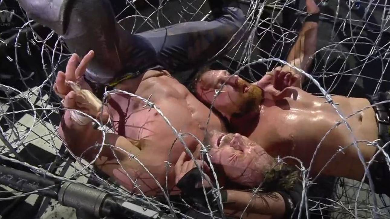 Jon Moxley (r.) beförderte Kenny Omega mit einem Suplex durch Stacheldraht