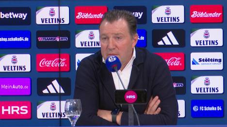 Der Sportdirektor des FC Schalke 04, Marc Wilmots, schwärmt auf der Pressekonferenz von Rudi Assauer, dem ehemaligen Fußballprofi und Manager des FC Schalke 04.