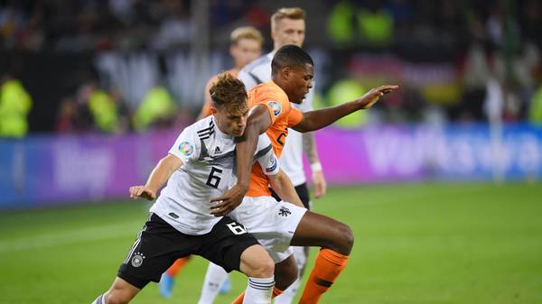 HAMBURG, GERMANY - SEPTEMBER 06: Denzel Dumfries of the Netherlands is challenged by Joshua Kimmich of Germany during the UEFA Euro 2020 qualifier match between Germany and Netherlands at Volksparkstadion on September 06, 2019 in Hamburg, Germany. (Photo by Matthias Hangst/Bongarts/Getty Images)