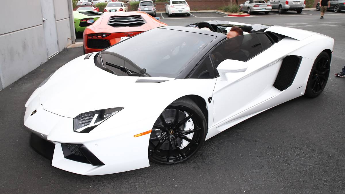 Wie die "Bild" berichtet, wurde der Verteidiger Anfang des Jahres neuer Besitzer eines Lamborghini Aventador SVJ - eine noch sportlichere, dynamischere Variante des Roadster-Modells auf diesem Bild