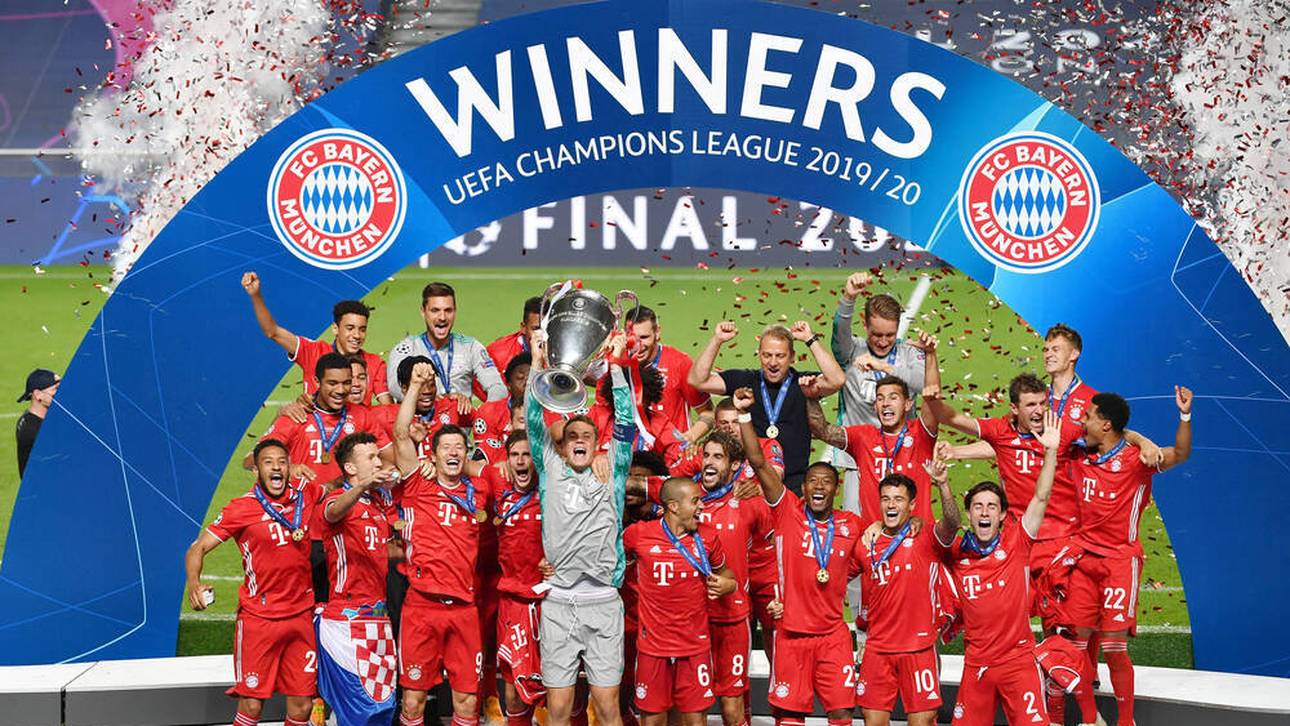 Manuel Neuer reißt stellvertretend für den gesamten Verein den Henkelpott in die Höhe
