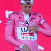 Der slowenische Radsport-Star Tadej Pogacar denkt bereits an ein großes Tour-Duell mit Titelverteidiger Jonas Vingegaard. Beim laufenden Giro d‘Italia will er es deswegen wohl etwas ruhiger angehen lassen. 