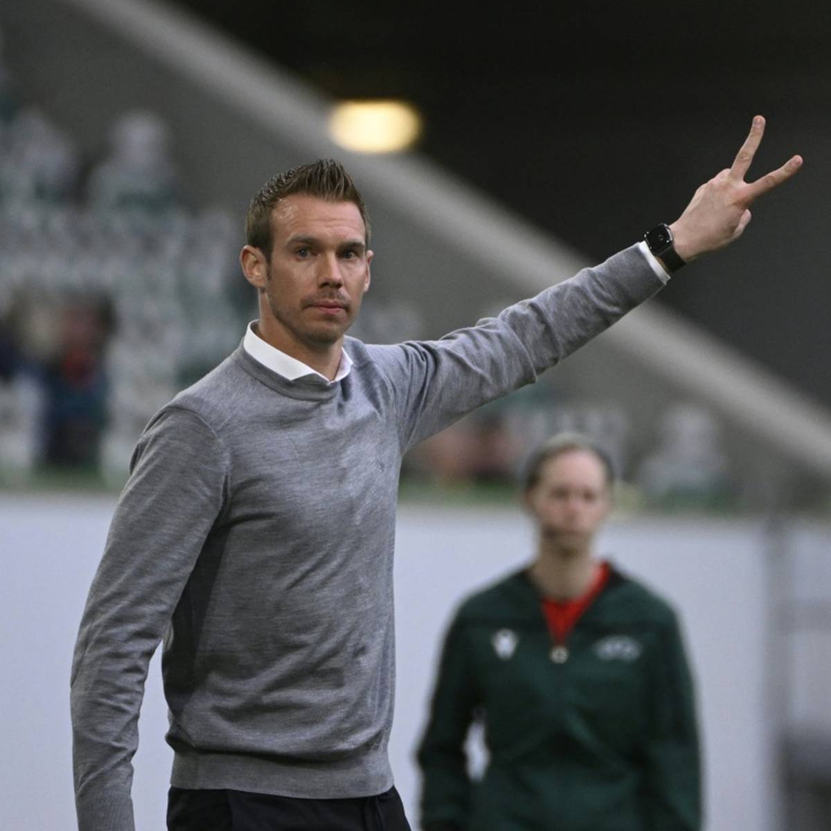 Die Fußballerinnen des VfL Wolfsburg haben zwei Tage vor dem Pokalfinale auf dem Trainerposten langfristig die Weichen für die Zukunft gestellt.