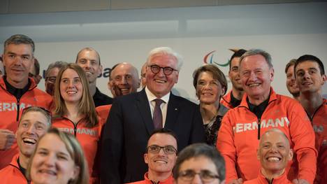 Bundespräsident Frank-Walter Steinmeier verabschiedeten die Behindertensportler vor ihrem Abflug in Frankfurt