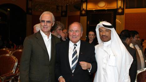 Mohammed Bin Hammam (r., mit Franz Beckenbauer und Joseph Blatter) ist eine Schlüsselfigur der WM-Affäre