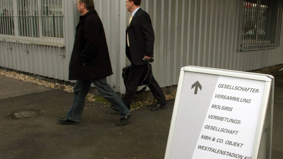 FEBRUAR UND MÄRZ 2005: Erste Einigungen mit Gläubigern auf Stundung der Schulden. Am 14. März kommt es in Düsseldorf dann zum Showdown. Die Anleger des Molsiris-Stadionfonds stimmen nach mehrstündiger Verhandlung für den Rettungsplan. Damit ist die Insolvenz des Vereins abgewendet