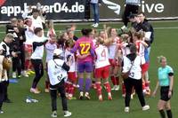 Es ist geschafft! Die Frauen des FC Bayern München sind deutscher Meister. Mit dem 2:1 in Leverkusen bejubelt das Team von Alexander Straus den sechsten Bundesliga-Titel.