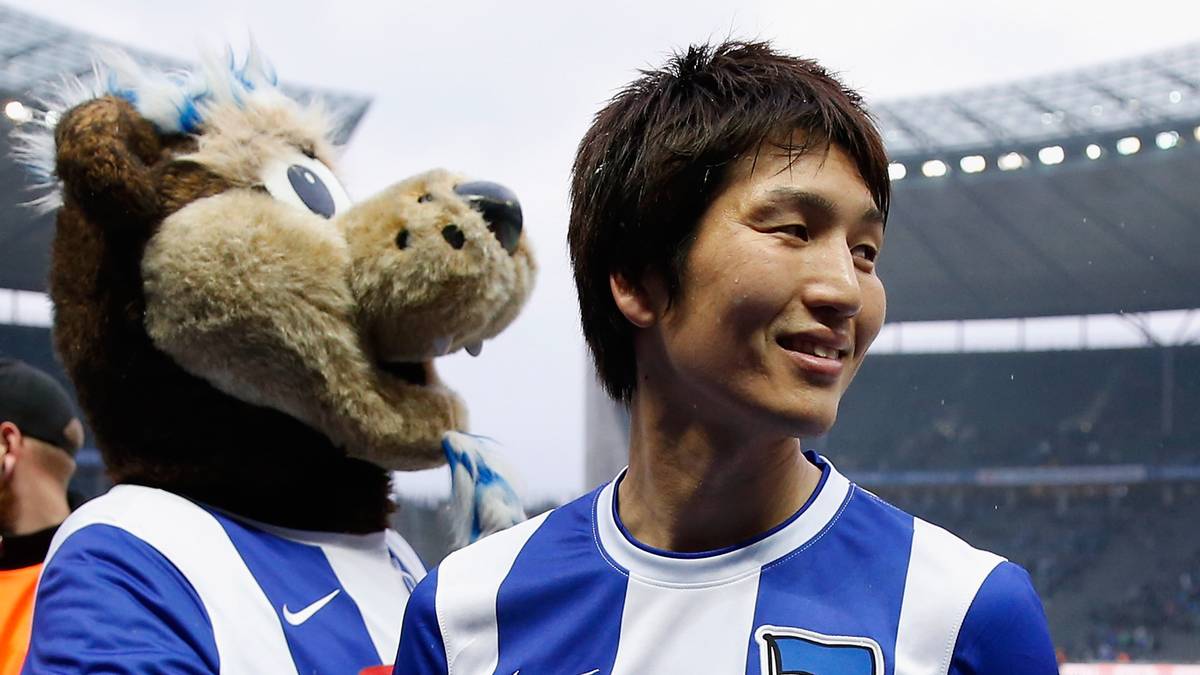 Maskottchen Herthino und Genki Haraguchi sind zufrieden