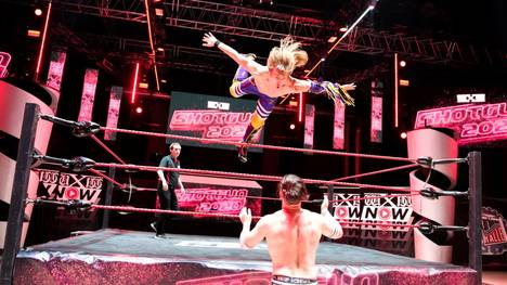 Der deutsche Wrestler Rotation springt bei einer wXw-Show 2020 auf Metehan
