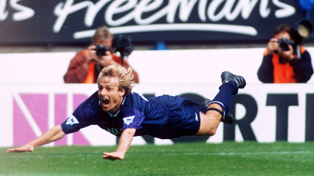 Mit seinem selbstironischen Torjubel beweist Klinsmann Humor und gewinnt die Herzen der Spurs-Fans quasi im Flug. Der Diver wird zum Markenzeichen