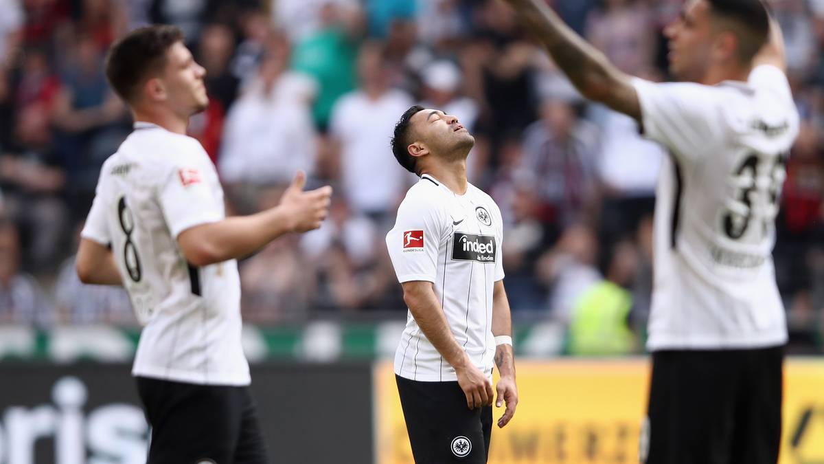 Danach geht's dahin für die Eintracht. Nach Matthew Leckies 0:2 (77.) kassiert Hasebe für einen Ellbogenschlag gegen Selke eine indiskutable Rote Karte. Der eingewechselte Alexander Esswein macht mit dem 0:3 Herthas Überraschungscoup perfekt