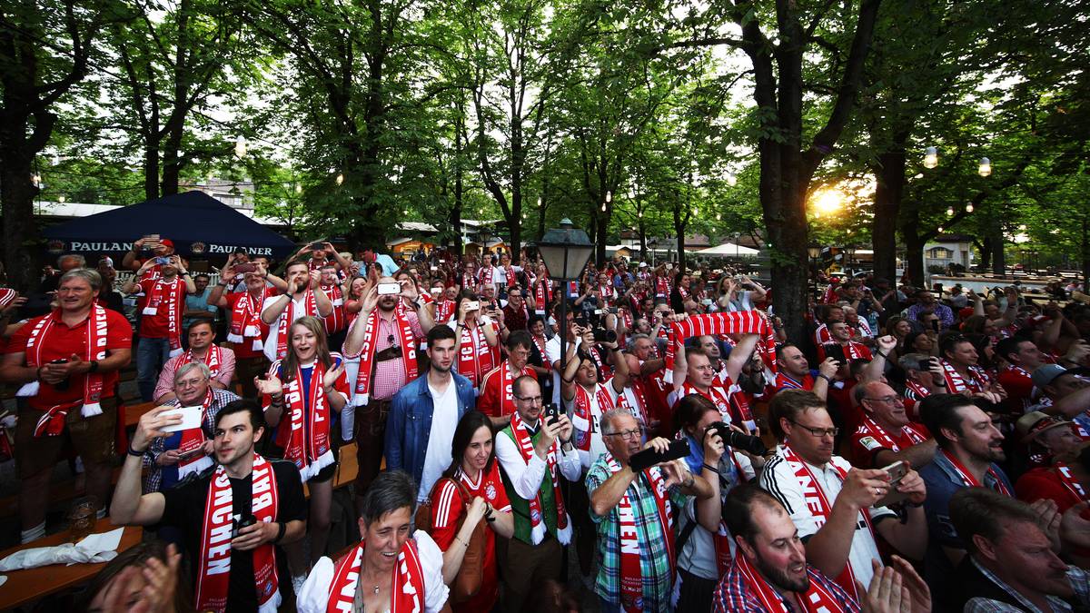 Am Münchner Nockherberg kommen am späten Samstagnachmittag nicht nur zahlreiche Bayern-Fans zusammen, sondern auch die Entourage des Klubs, um die sechste Meisterschaft in Folge zu begehen  