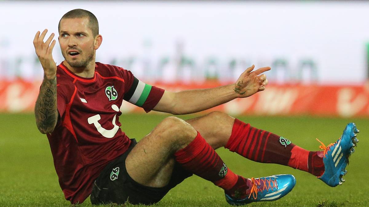 LEON ANDREASEN: Schon Kinder lernen, mit Messern und Scheren vorsichtig zu sein. Leon Andreasen passt beim Öffnen eines Paketes wohl nicht genug auf und verletzt sich schwer mit einem Messer an der Hand. Der Däne muss operiert werden und verpasst die EM-Playoffs 2015 gegen Schweden