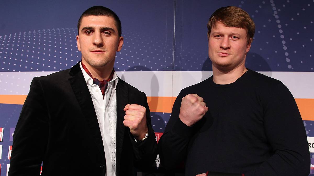 Im Februar 2012 tritt Huck zu seinem ersten und bisher einzigen Kampf im Schwergewicht an. Dabei geht es um nichts Geringeres als den WBA-Weltmeistertitel. Sein Gegner in der Stuttgarter Porsche Arena, Alexander Povetkin, hatte den Titel nach der Ernennung von Wladimir Klitschko zum WBA-Superchampion gewonnen 