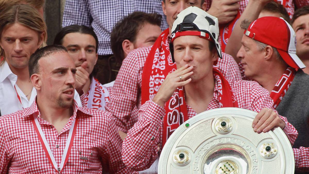 ... und sackt am Ende die Meisterschaft und auch den DFB-Pokal ein. Schon damals ist der Rekordmeister nah am Triple, verliert dann aber das Champions-League-Finale gegen Jose Mourinhos Inter Mailand