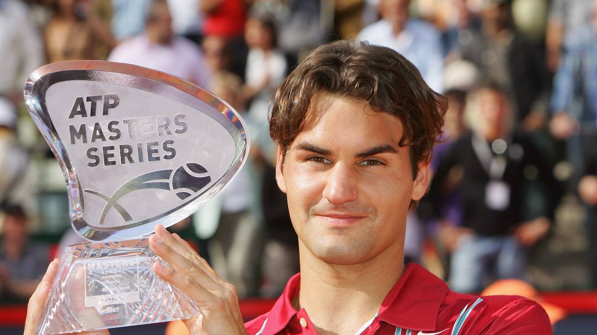 Doch Federer gewinnt mit agressivem Angriffs-Tennis die folgenden Sätze mit 6:2 und 6:0. Es ist der erste Erfolg Federers über Nadal auf Sand