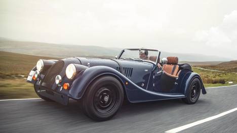 In dem Morgan Plus4 lässt sich die Zeit zurückdrehen - mit 190 km/h Spitzengeschwindigkeit allerdings deutlich schneller als damals