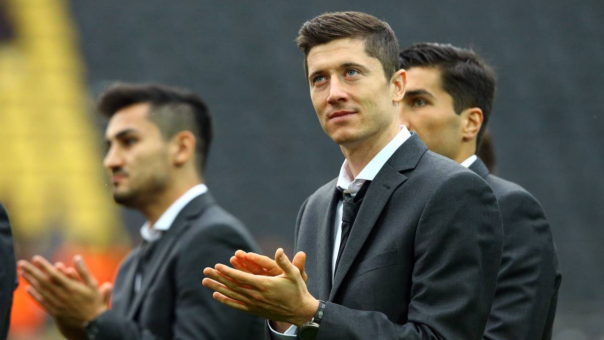 Dortmunds Bosse verwahren sich dagegen, Lewys Berater wiederum berufen sich auf entsprechende Zusagen, die der Klub gegeben habe. Auch Lewandowski mosert in polnischen Medien: "Ich wurde wieder enttäuscht, weil mir Personen im Verein etwas direkt ins Gesicht sagen und später ist es dann doch ganz anders als verabredet"