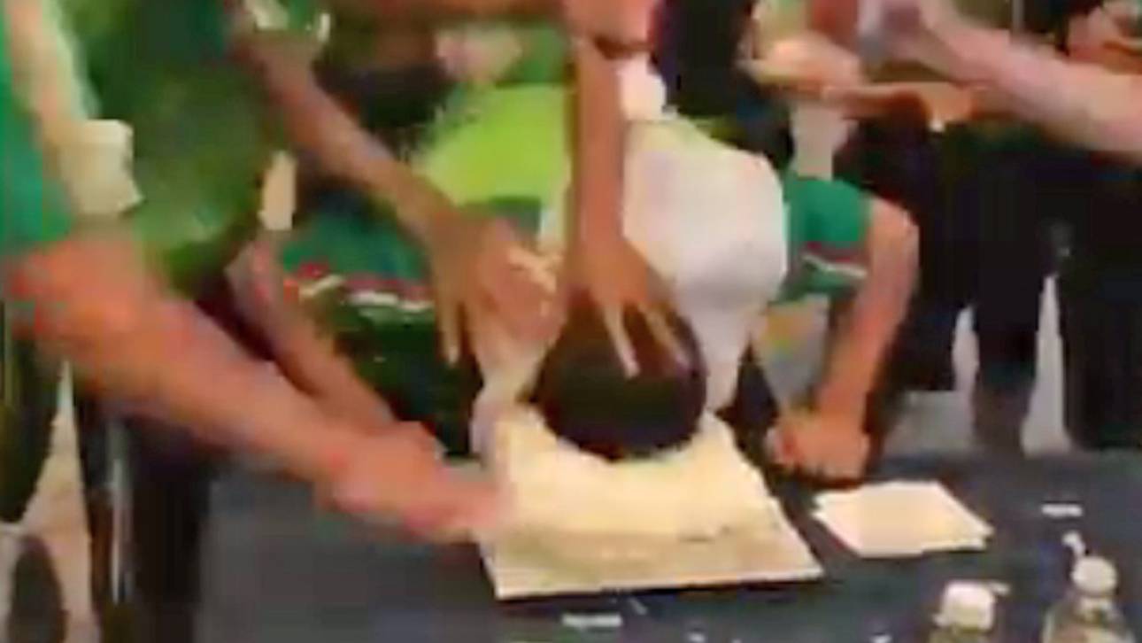 Irres Torten-Ritual für Chicharito