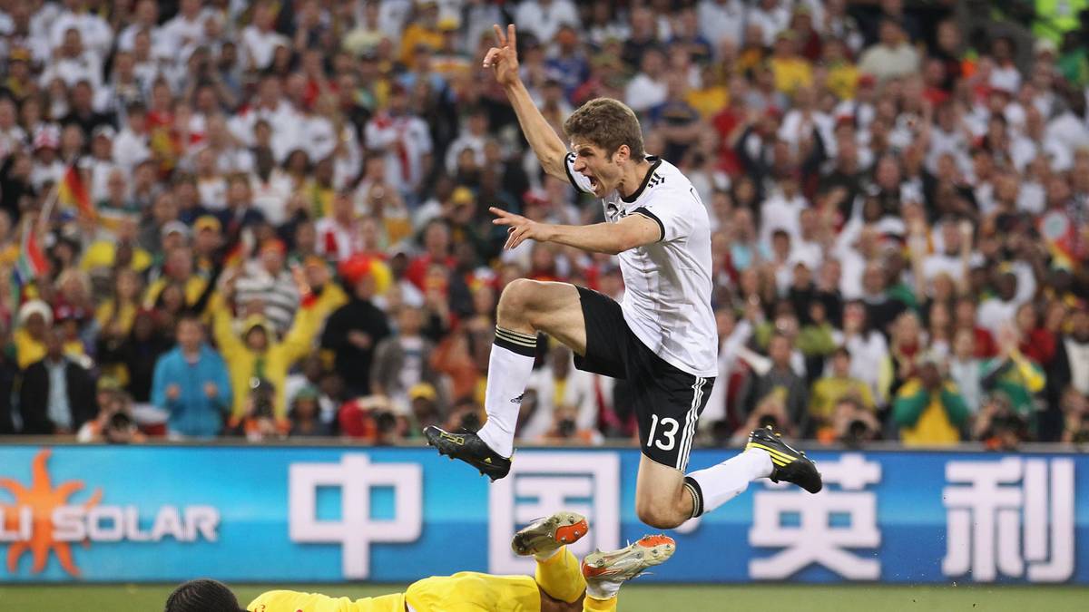 Gegen Serbien und Ghana wird der Münchner ohne Tor vorzeitig ausgewechselt. Im Achtelfinale gegen England legt er dann aber das bis dato beste Länderspiel seiner Karriere hin: zwei Tore, ein Assist. Müller ist Deutschlands Matchwinner beim furiosen 4:1 gegen die Three Lions