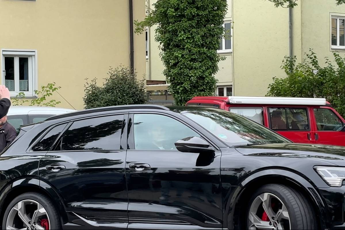 Luis Díaz ist da! Gegen 6:45 Uhr ist der Kolumbianer in München gelandet und direkt zum obligatorischen Medizincheck gefahren. 