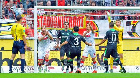 Proteste nach dem Hand-Tor von Leon Andreasen beim 1. FC Köln