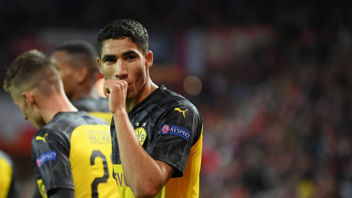 ACHRAF HAKIMI: Ähnliches gilt für Hakimi, dem Favre zuletzt bescheinigte, er müsse defensiv noch einiges lernen. Auch deshalb setzt ihn der BVB-Coach derzeit wohl nicht als Rechtsverteidiger, sondern auf der offensiven rechten Außenbahn ein - wo Hakimi dafür zuletzt regelmäßig glänzte. PUNKT FÜR DORTMUND, 3:4