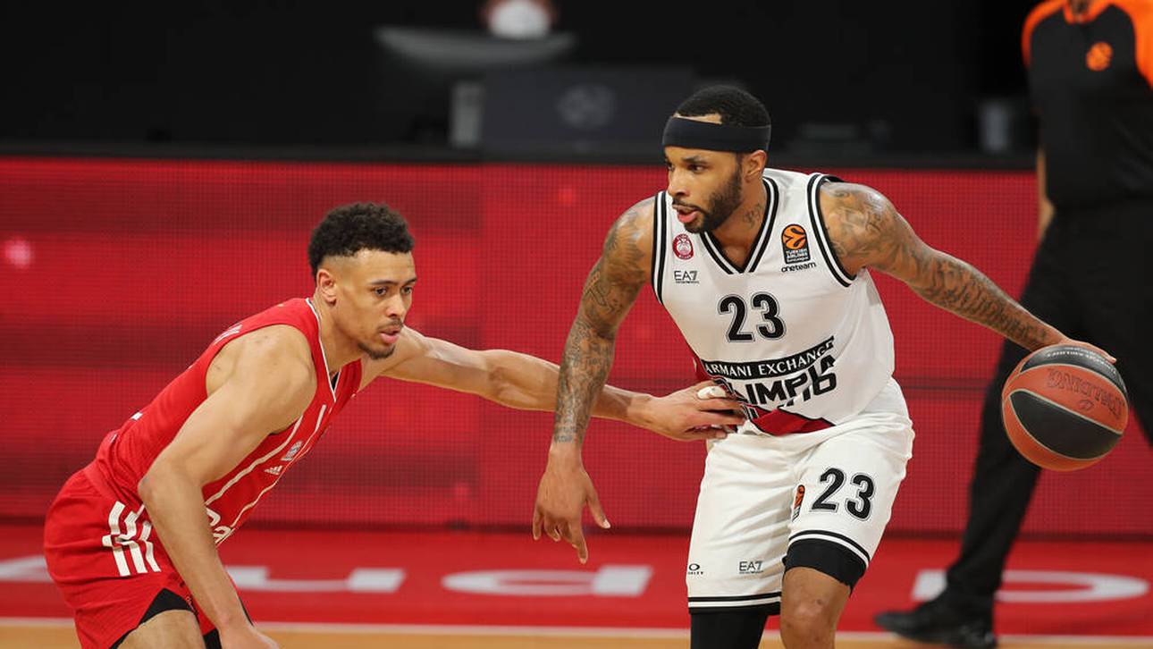 Wade Baldwin von Bayern München (l.) hält sich Ex-FCB-Spieler Malcolm Delaney von Armani Mailand vom Leib