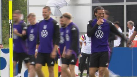 Das DFB-Team bereitet sich auf Ungarn vor. Im Training hat Leroy Sané dabei einen riesigen Lachflash.