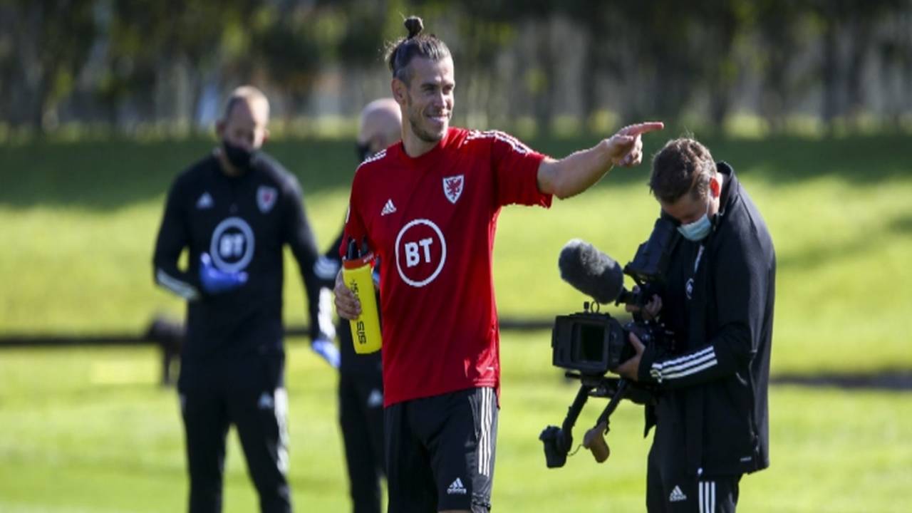 Lächeln auf den Lippen: Gareth Bale scherzt im Training von Wales