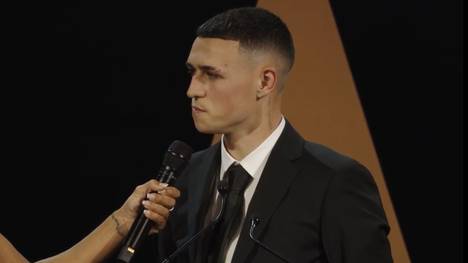 Phil Foden wurde von den Spielern der Premier League zum "Spieler des Jahres" gewählt. Beim Interview auf der Verleihung des Awards zeigt sich der City-Star sichtlich stolz über die Auszeichnung.