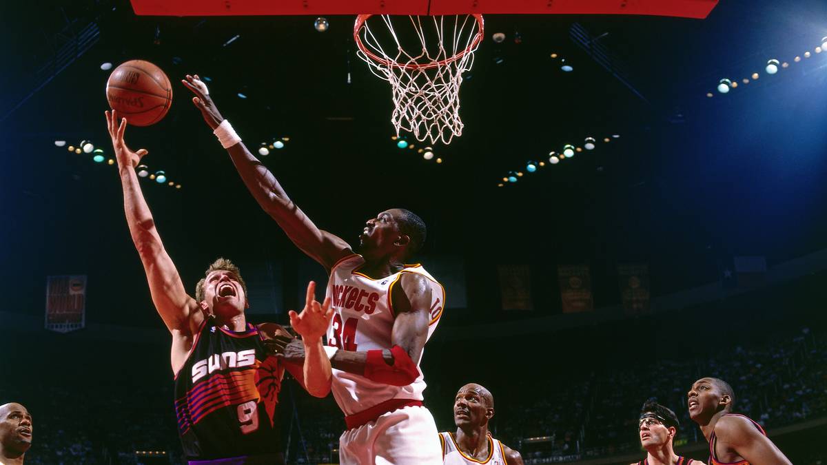 Ein Vierteljahrhundert nach der Enttäuschung gegen die Lakers ziehen die Suns auch gegen Hakeem Olajuwon und Clyde Drexler den Kürzeren. Die Rockets nutzen den Triumph und zünden direkt die nächste Brennstufe. Der Run der Texaner reicht bis in die Finals und den Champion-Sweep gegen die Orlando Magic