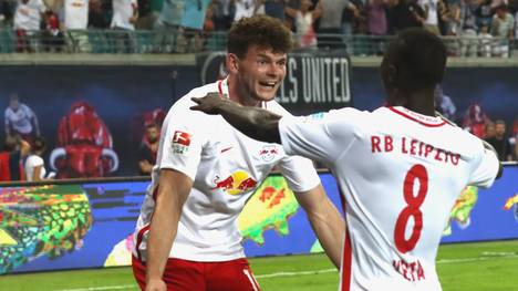 Oliver Burke und Naby Keita von RB Leipzig feiern