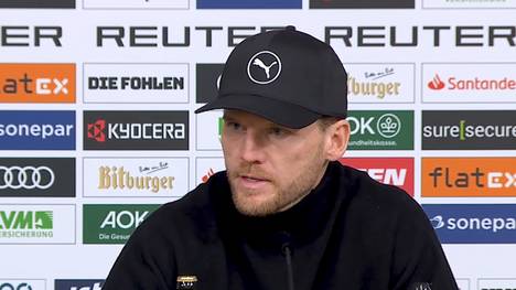 Eugen Polanski ist nach einer Abseitsentscheidung beim 0:0 gegen RB Leipzig genervt über den VAR. Seinen Frust lässt er bei der Pressekonferenz nach dem Spiel ab.