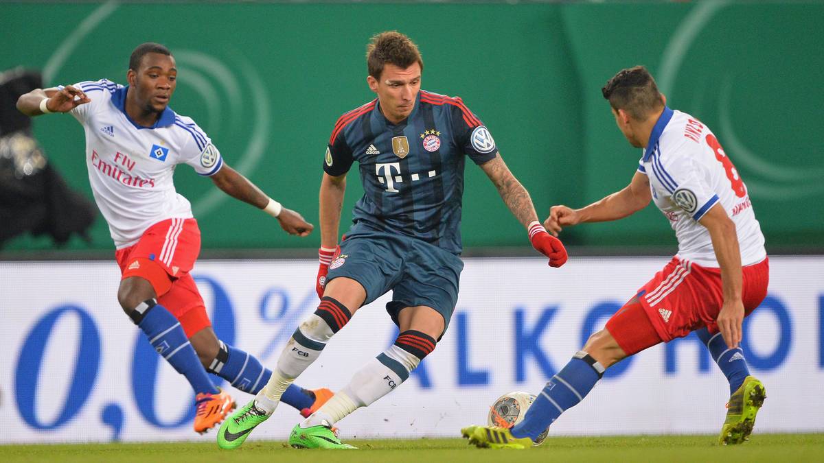 Das 9:2 ist jedoch nicht das einzige Schützenfest der Bayern. In der Saison 2013/2014 feiert das Münchner Starensemble im Viertelfinale des DFB-Pokals einen 5:0-Sieg in Hamburg. Dabei erzielt Mario Mandzukic (M.) drei Tore