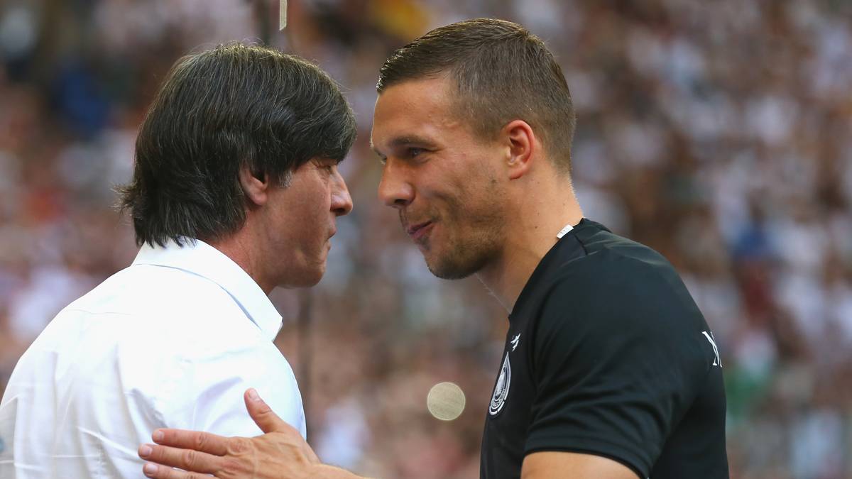 "In der Mannschaft ist das kein Thema. Ich denke 80 Prozent von euch und ich kraulen sich auch mal an den Eiern." (Nationalspieler Lukas Podolski bei der EM über das "Hosen-Gate" um Bundestrainer Joachim Löw)