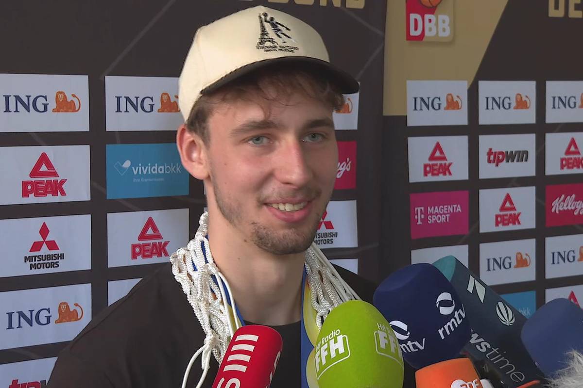 In Frankfurt werden die Basketball-Weltmeister gebührend von ihren Fans empfangen und gefeiert. Für Franz Wagner ein unglaublicher Sommer und ein besonderes Erlebnis, wie er verrät. 