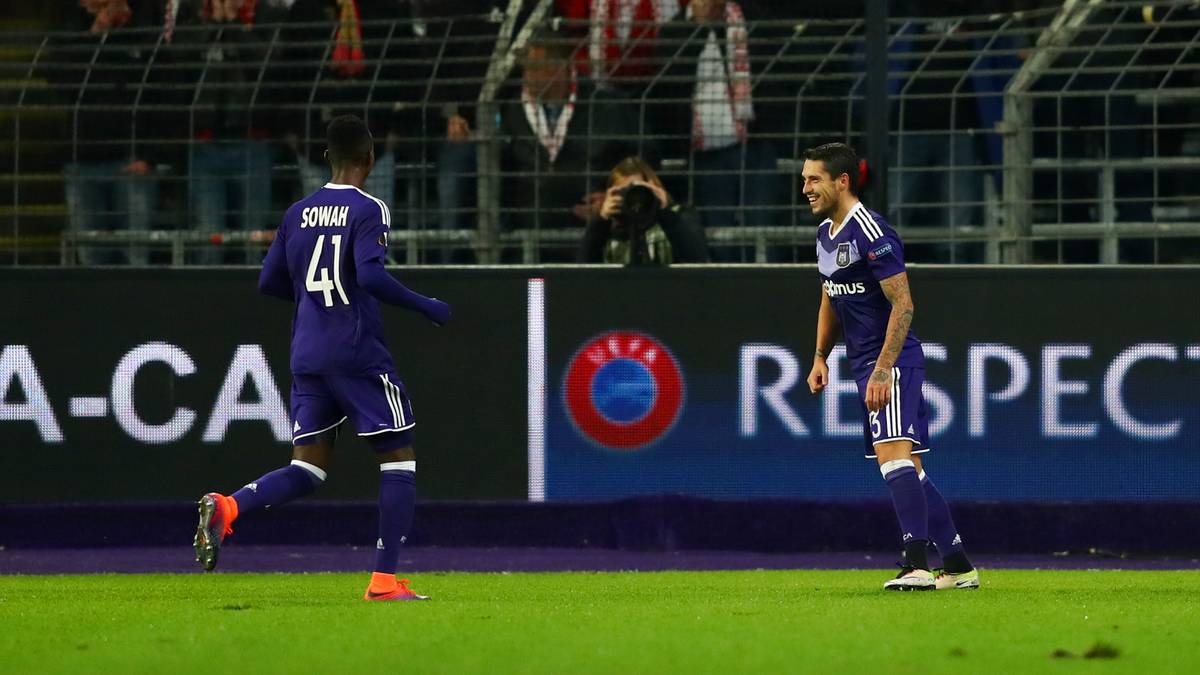 Nicolae Stanciu (r.) eröffnet in der 9. Minute den Torreigen für die Gastgeber