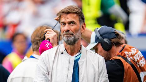 Bei Magenta TV spricht Shkordan Mustafi über Jürgen Klopp, den er neben dem Platz sehr schätzt, aber als Spieler immer unangenehm fand. 