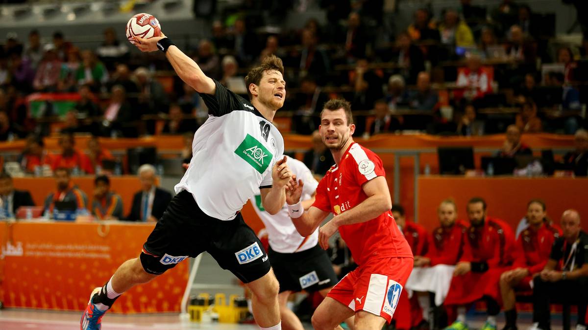 Zu Beginn ist das Spiel noch ausgeglichen. Für den ersten Zwei-Tore-Vorsprung für Deutschland sorgt Martin Strobel (l.) in der neunten Minute