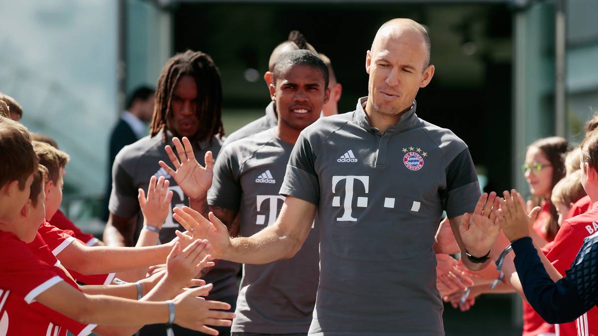 Die Spieler des FC Bayern haben schon vor längerer Zeit ihre neuen Autos erhalten. Wie im Stadion wurden die Profis vor der Übergabe ihrer neuen Dienstwagen von Kindern empfangen
