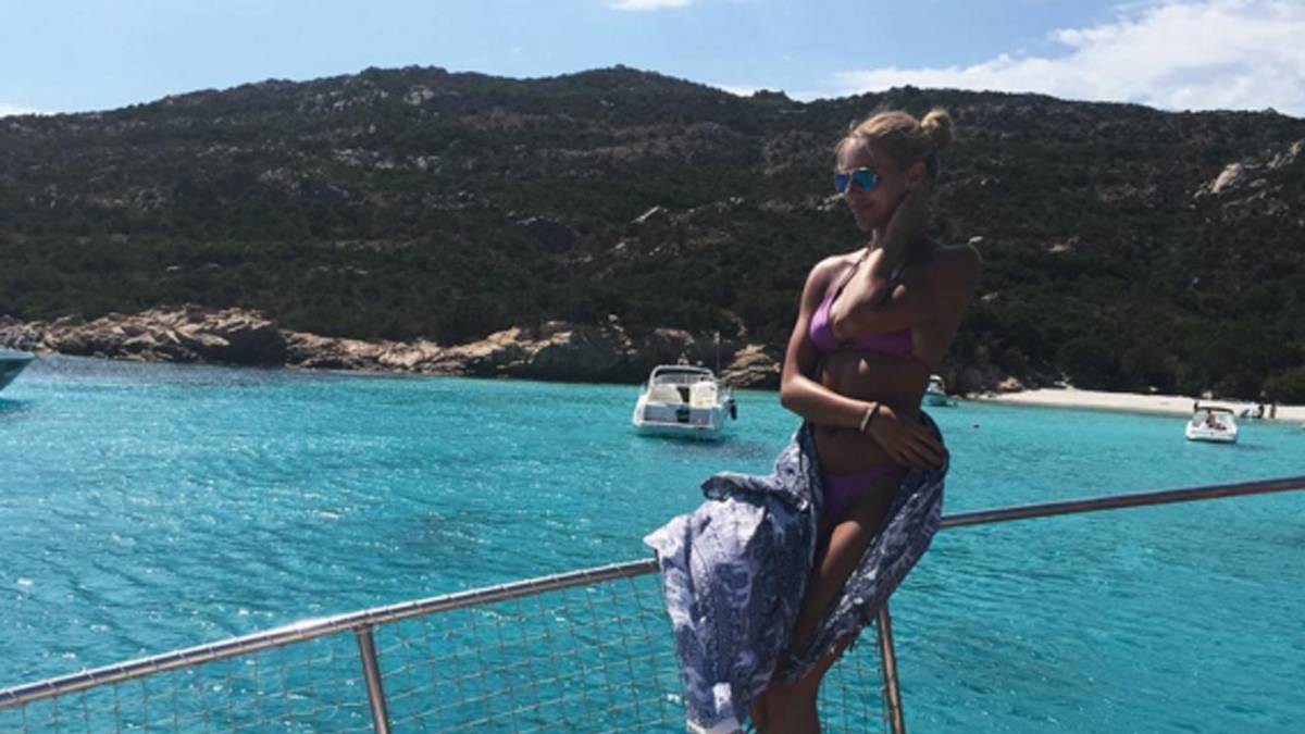 Mirijana, Ehefrau von Hoffenheims Steven Zuber, genießt den Blick aufs weite Meer