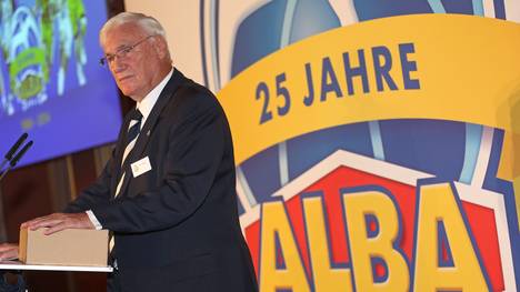 Dieter Hauert hält als Präsident von ALBA Berlin eine Rede