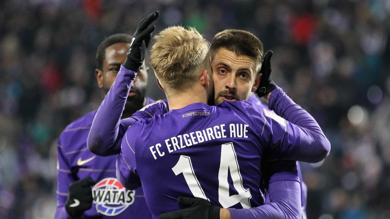 Aue mit Big Point im Abstiegskampf