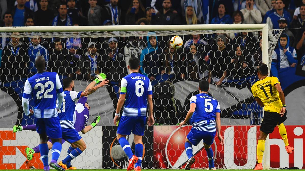 Der BVB zeigt sich überlegen und geht durch ein Eigentor von Iker Casillas in Führung. Nachdem Aubameyang die Latte trifft, springt der Ball von der Torwartlegende glücklich bzw. unglücklich ins Tor