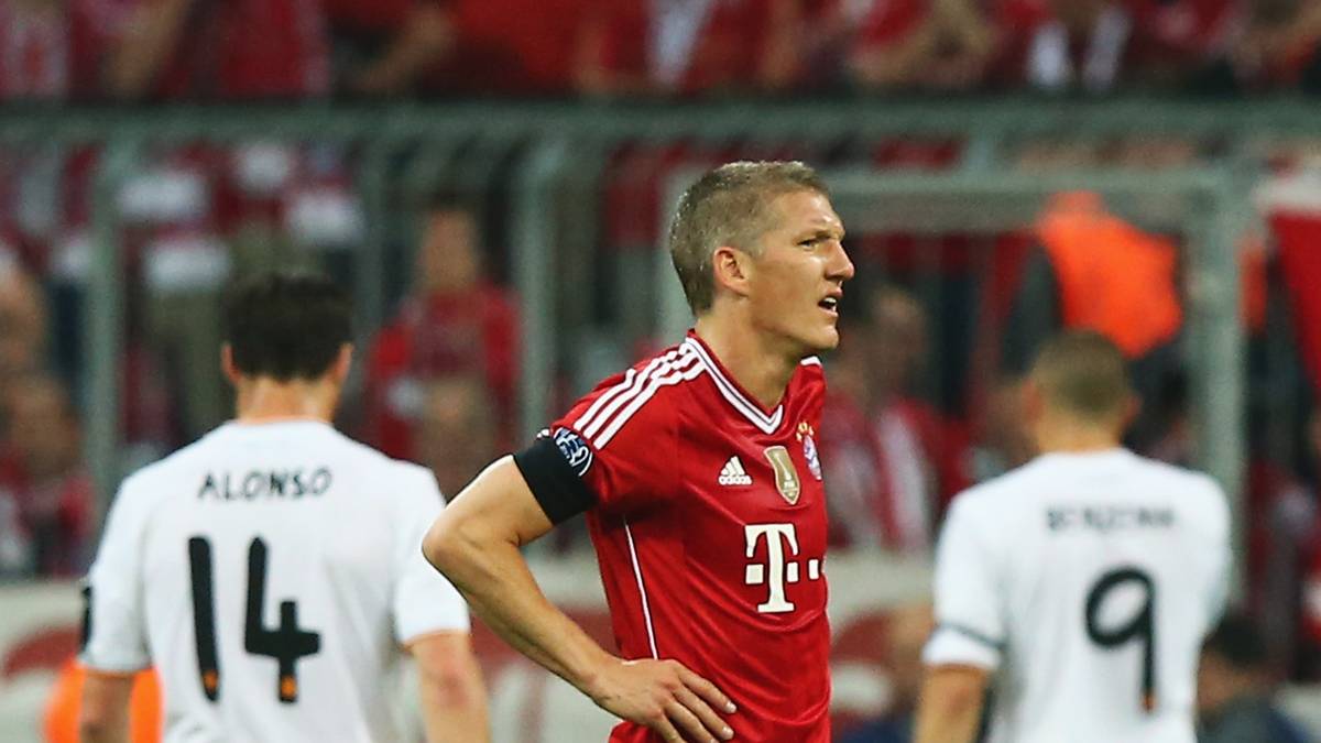 In der Champions League ist 2014 schon im Halbfinale gegen Real Madrid Schluss. Nach einer knappen Niederlage im Hinspiel setzt es in München eine 0:4-Niederlage. Das Mittelfeld um Schweinsteiger wirkt überfordert