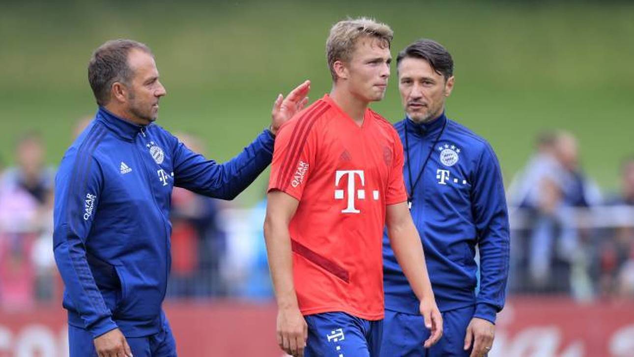 Fiete Arp im Training des FC Bayern mit dem damaligen Co-Trainer Hansi Flick (l.) und Niko Kovac
