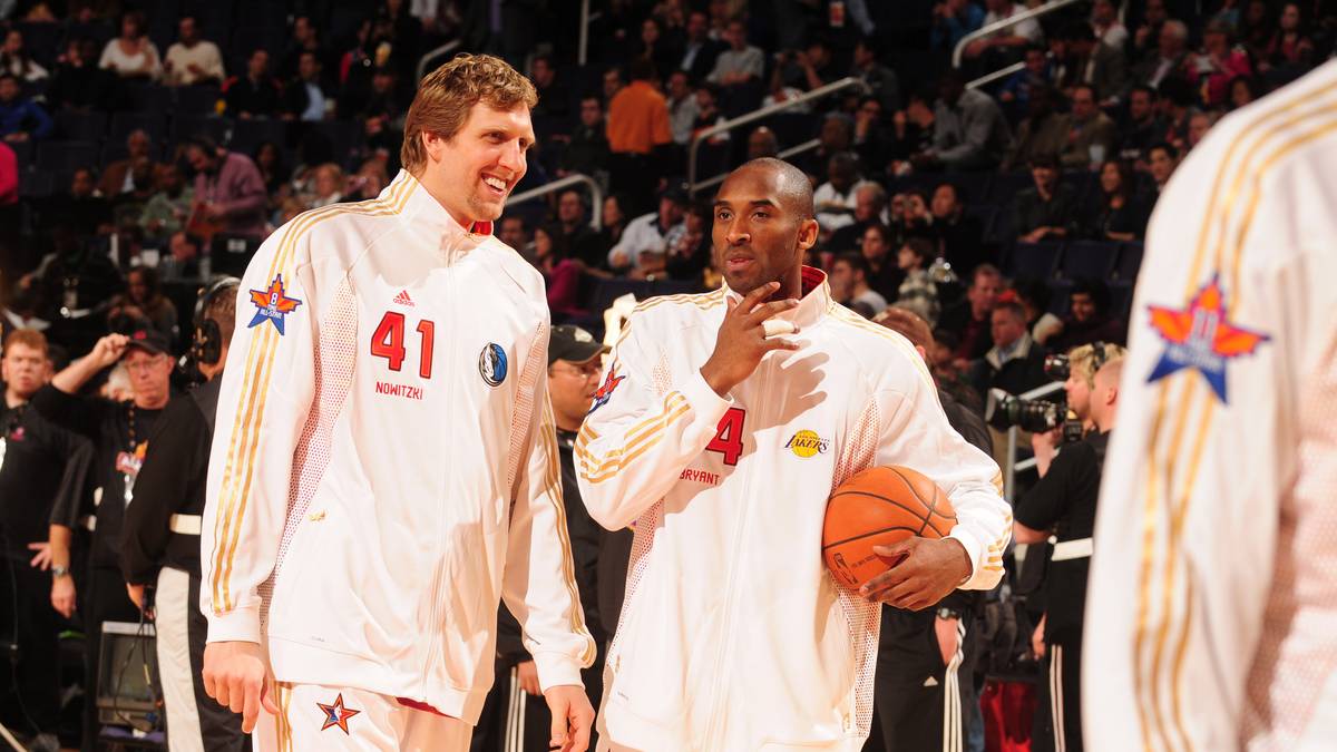 Vor dem Spiel 2009 in Phoenix sind Nowitzki (l.) und der spätere MVP Kobe Bryant zu Scherzen aufgelegt. 146:119 siegt der Westen. Shaquille O'Neal wird zum zweiten MVP des Spiels gewählt. Nowitzki trägt acht Punkte und einen Rebound zum Erfolg bei