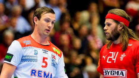 Sander Sagosen (l.) spielt im Finale der Handball-WM gegen Dänemark mit Mikkel Hansen (r.)